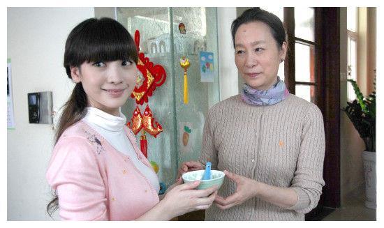她是影后级人物，资助的学生上了名牌大学，如今却这样