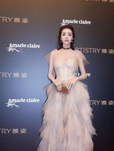 ​她是新版《还珠格格》的香妃，现实令姜潮神魂颠倒，气质不输娜扎