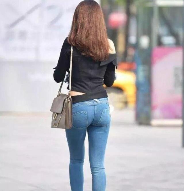 谁说白色的紧身裤，一定是微胖女生的禁忌，穿它一样可以显瘦！