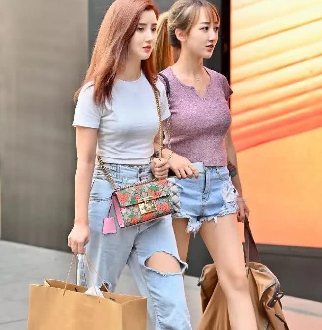 女生搭配高跟鞋，简约时尚又韵味