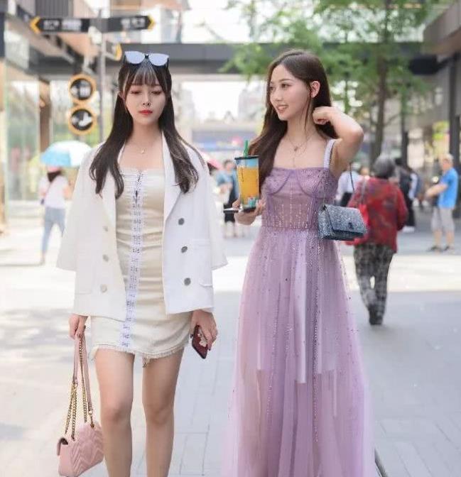 女生搭配高跟鞋，简约时尚又韵味