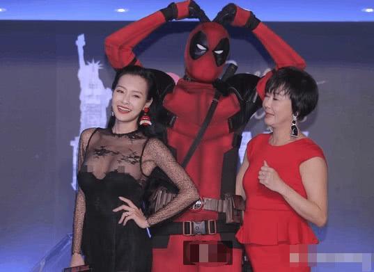 女星礼服脱落还笑，网友：康熙停播了，靠露也红不了，形状太难看