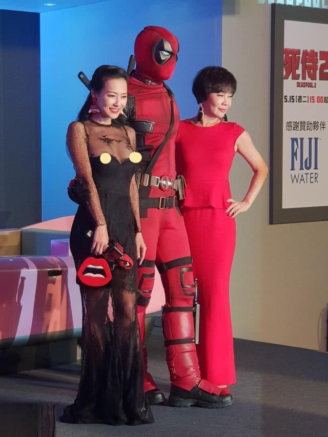 女星礼服脱落还笑，网友：康熙停播了，靠露也红不了，形状太难看