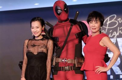 ​女星礼服脱落还笑，网友：康熙停播了，靠露也红不了，形状太难看