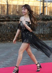 ​新锐Solo女歌手Punch黑色透视裙衬托着修长的美腿，蛮酷炫