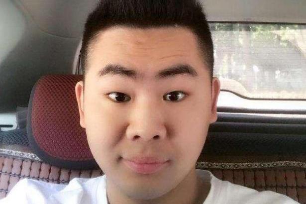 LOL主播洞主回击董小飒: 直播界的毒瘤, 为了钱卖友求荣