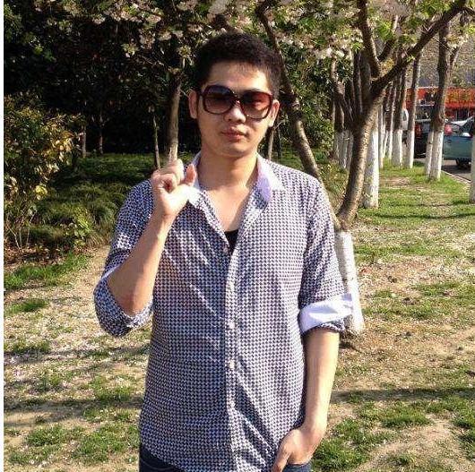 LOL主播洞主回击董小飒: 直播界的毒瘤, 为了钱卖友求荣