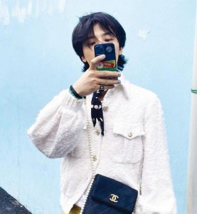 ​权志龙近照曝光,长发引注意,和金智妮恋情热议久未回归歌谣界