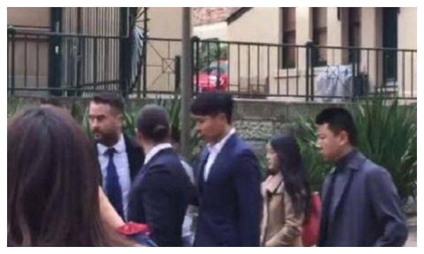 高云翔西装革履首现身！被害人张曦高清照曝光，网友：饥不择食！