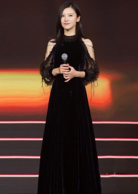 杨子姗这次被黑惨了，身穿“脏脏裙”亮相，摄影师都无语了！