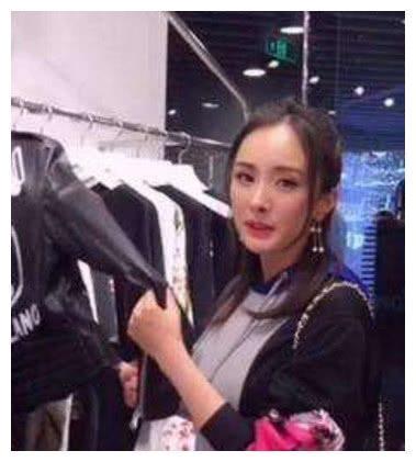 杨幂疑似怀二胎，小腹凸起明显，网友：刘恺威该睡着了！