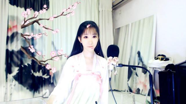 lol曾经的斗鱼三骚之一，如今沦落为18线小主播！