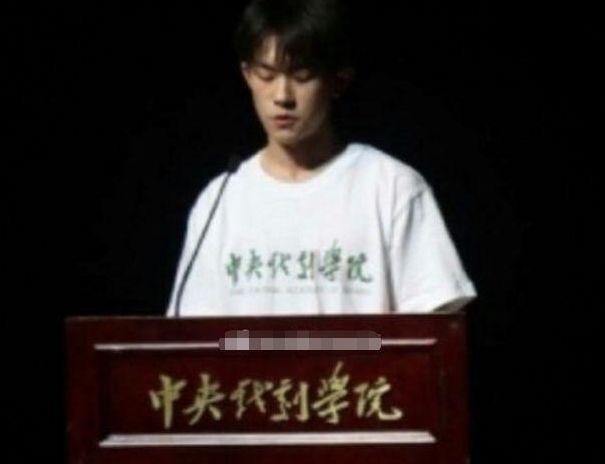 易烊千玺大学生活正式开始，作为新生代表发言，寝室合照暴露关系