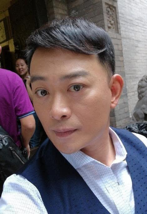 黄海冰和娇妻近照，夫妻两个颜值很般配，今成主席专业户