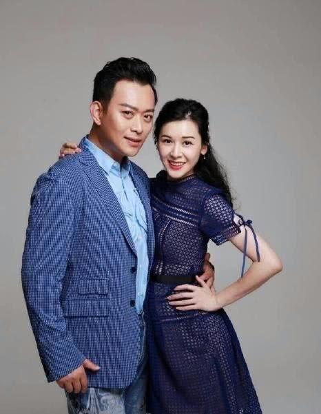黄海冰和娇妻近照，夫妻两个颜值很般配，今成主席专业户