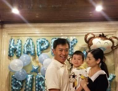 黄海冰和娇妻近照，夫妻两个颜值很般配，今成主席专业户