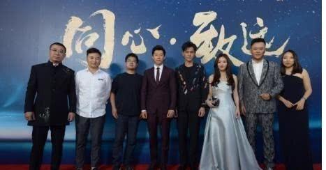 黄海冰和娇妻近照，夫妻两个颜值很般配，今成主席专业户