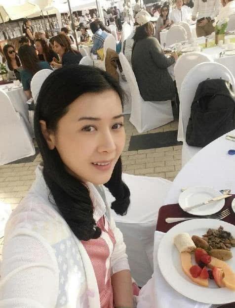 黄海冰和娇妻近照，夫妻两个颜值很般配，今成主席专业户