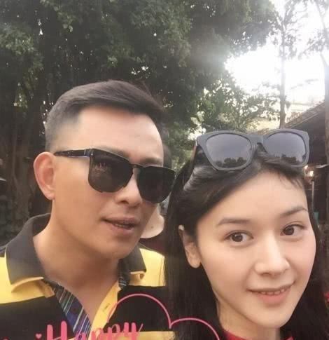 黄海冰和娇妻近照，夫妻两个颜值很般配，今成主席专业户