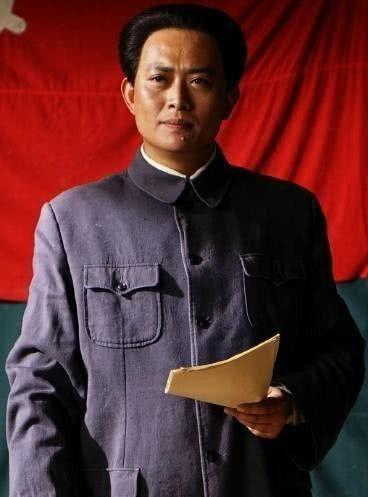 黄海冰和娇妻近照，夫妻两个颜值很般配，今成主席专业户