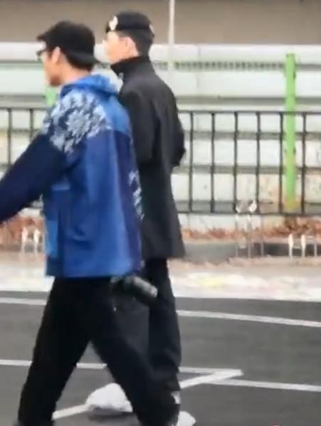 权志龙真的有178cm吗？当路人经过他旁边时，我好像明白了啥