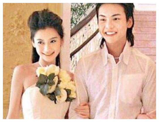 杨颖早期照片曝光，与陈伟霆花式秀恩爱，网友：黄教主会吃醋