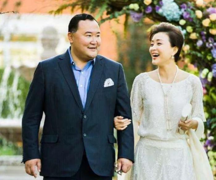 杨澜一儿一女颜值不同，儿子随妈女儿随爹，其老公很有钱