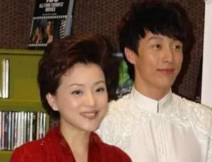 杨澜一儿一女颜值不同，儿子随妈女儿随爹，其老公很有钱