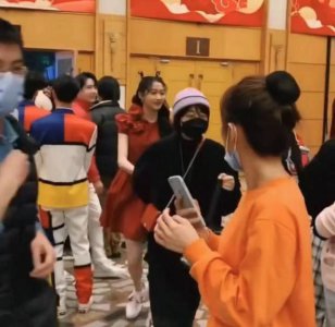 ​王一博跟关晓彤春晚彩排，离场走在其身后，这是要合作吗？