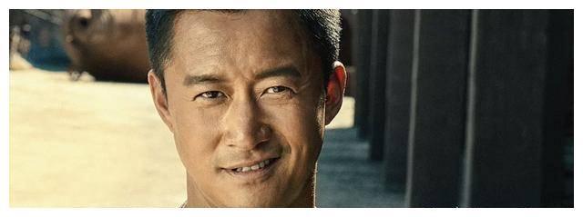 吴京在机场被偶遇，坐在轮椅上，抱着拐杖，疑似旧伤复发让人心疼