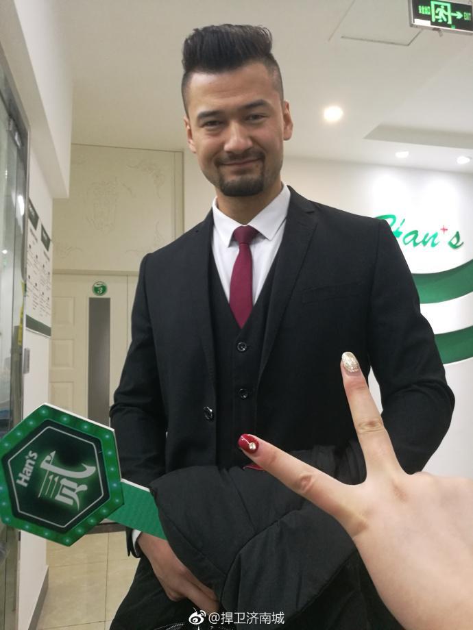 济南惊现共享男神，女网友亲自体验称“不能摸”