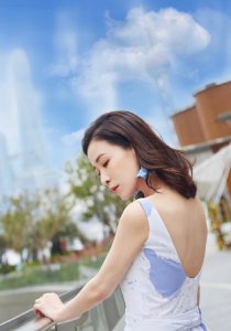 ​女演员佘诗曼性感优雅时尚写真