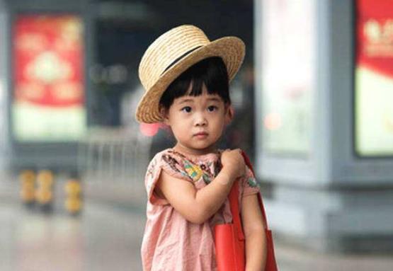 她嫁导演丈夫七年无子，再婚后连生两胎，如今幸福地像公主