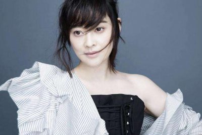 ​她嫁导演丈夫七年无子，再婚后连生两胎，如今幸福地像公主