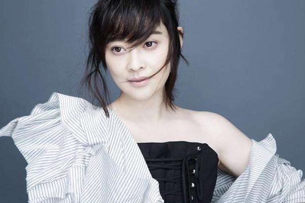 她嫁导演丈夫七年无子，再婚后连生两胎，如今幸福地像公主