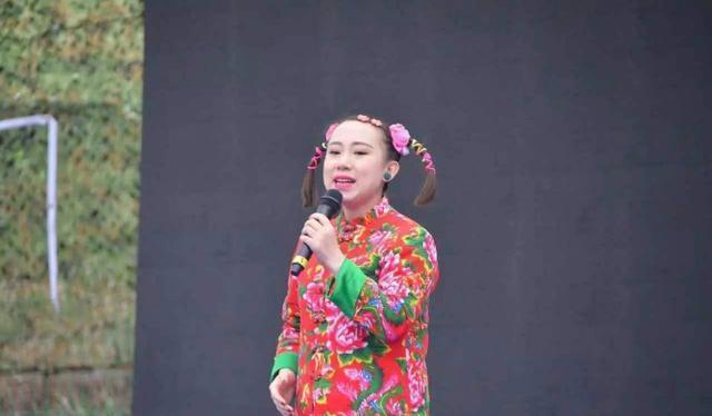 赵本山徒弟丫蛋近照曝出，被求婚后状态大好，简直美到认不出