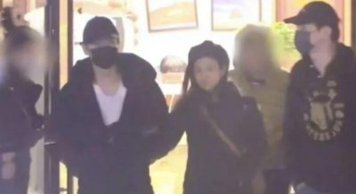 ​陈妍希陈晓夫妇罕见同框 ，全程牵手搂抱超甜蜜