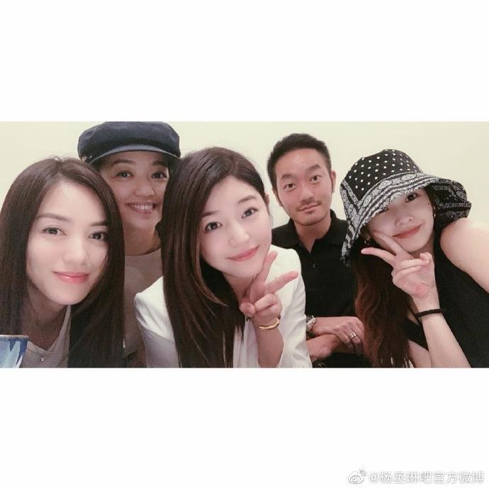 陈妍希杨丞琳同框合影，都是不显老的少女颜，都太会保养了