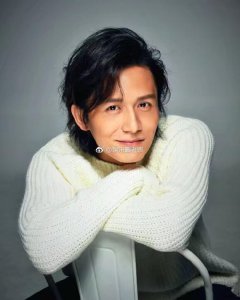 ​出道13年不红，32岁被老婆捧红，如今他火了一把，老婆无人识