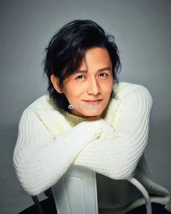 出道13年不红，32岁被老婆捧红，如今他火了一把，老婆无人识