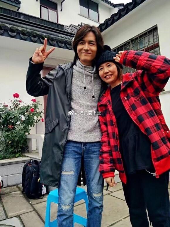 出道13年不红，32岁被老婆捧红，如今他火了一把，老婆无人识