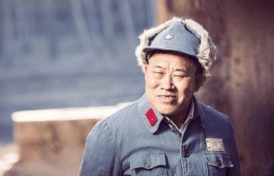 ​他是歪嘴的一级演员妻子端庄, 如今这个特点似乎影响到第三代了