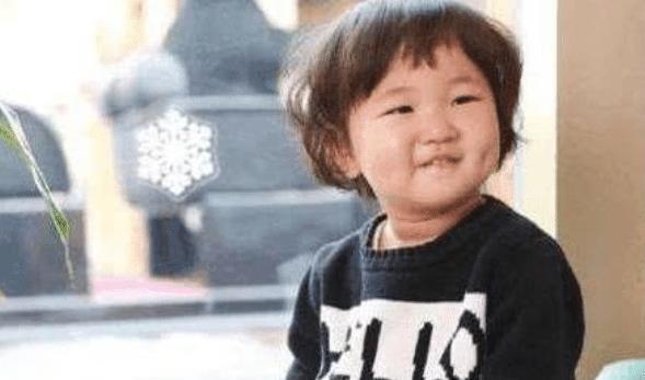 他是歪嘴的一级演员妻子端庄, 如今这个特点似乎影响到第三代了