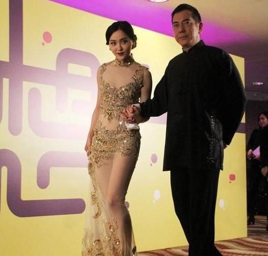 女星因穿的暴露而被赶下舞台