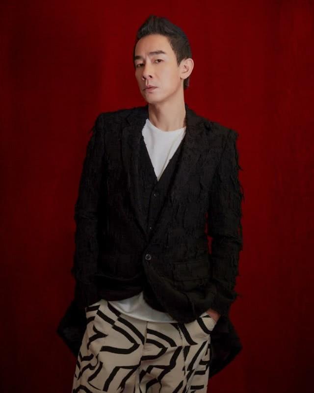 陈小春近照曝光，山鸡头依旧抢眼，整个人暴瘦尤其是脸！