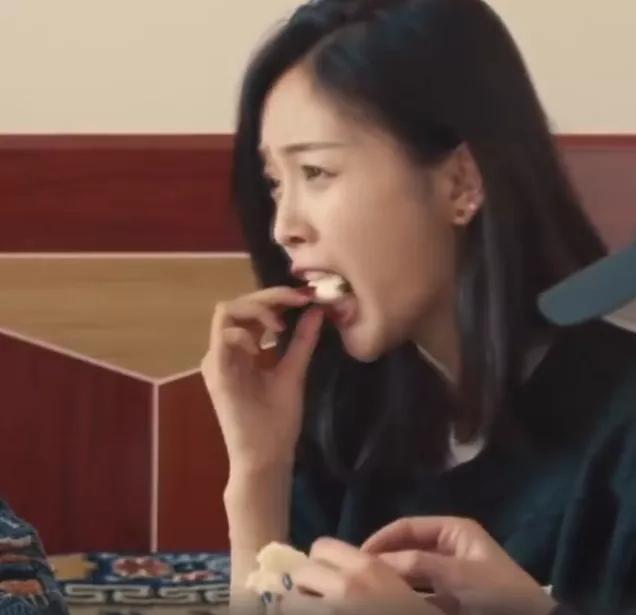 吴宣仪和孟美岐同吃一个包子，下一秒画风突变，被两人可爱到了