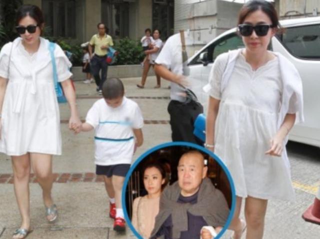 香港女首富甘比罕见晒三胎女儿近照,白白胖胖发量惊人超可爱!
