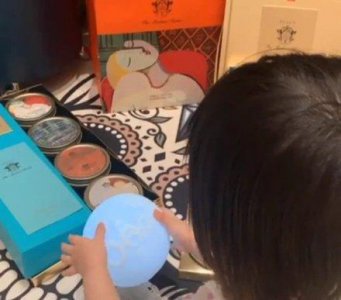 ​香港女首富甘比罕见晒三胎女儿近照,白白胖胖发量惊人超可爱!