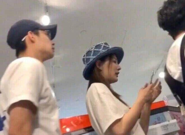 徐璐现身机场，张铭恩接机拿行李，同框毫不避讳，网友：坐实了