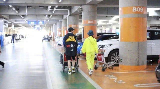徐璐现身机场，张铭恩接机拿行李，同框毫不避讳，网友：坐实了